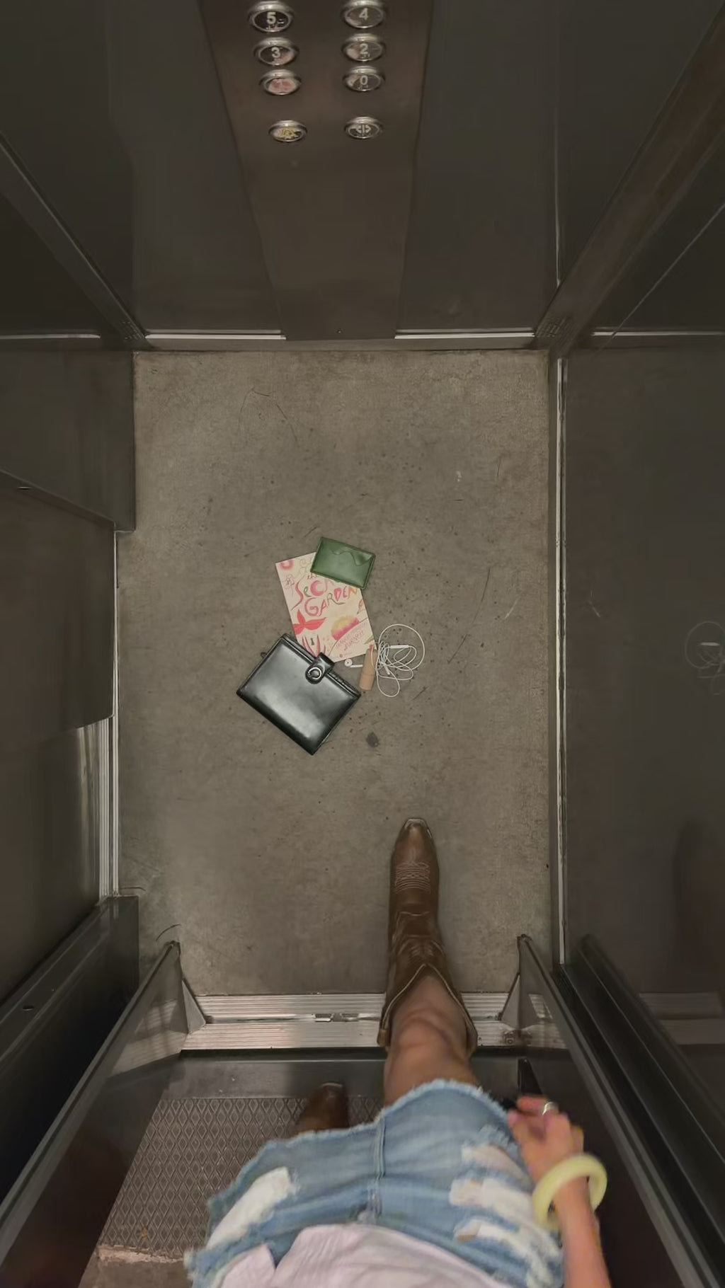 Video of the Onda cardholder in green cactus leather